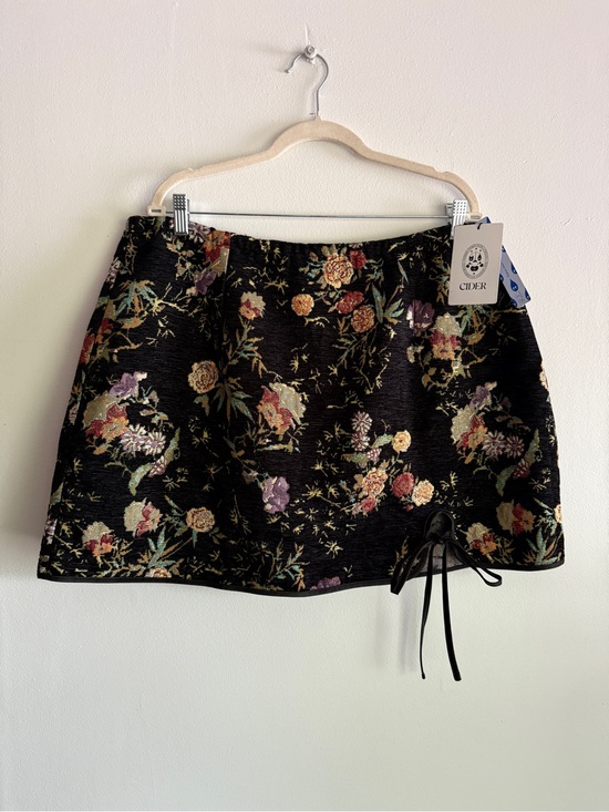Cider Dresses & Skirts - CIDER Curve Woven Mid Rise Black Floral Jacquard Mini Skirt Skort w/Split 2XL
